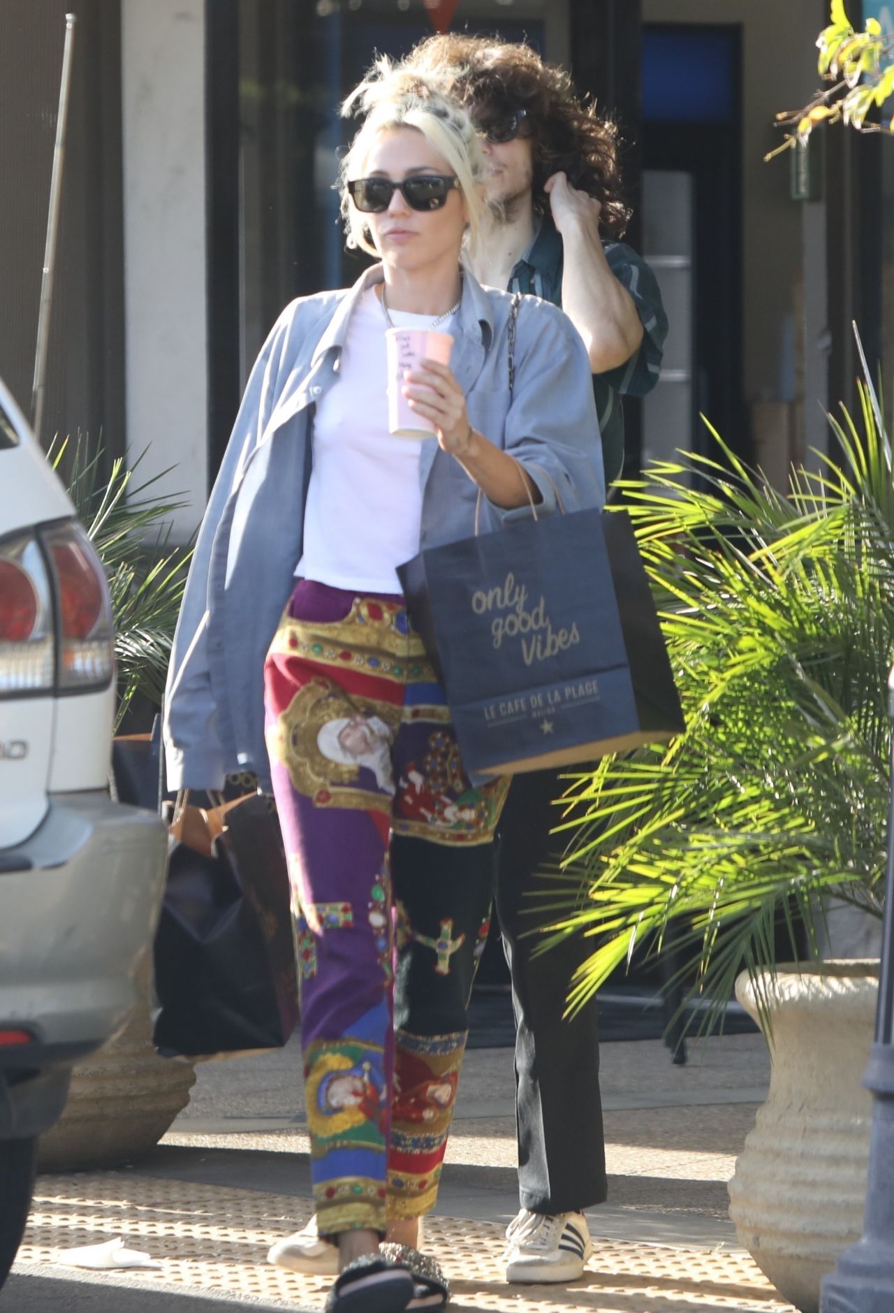 US.LUXURY : Miley Cyrus, in Malibu. Sophisticated Luxury.